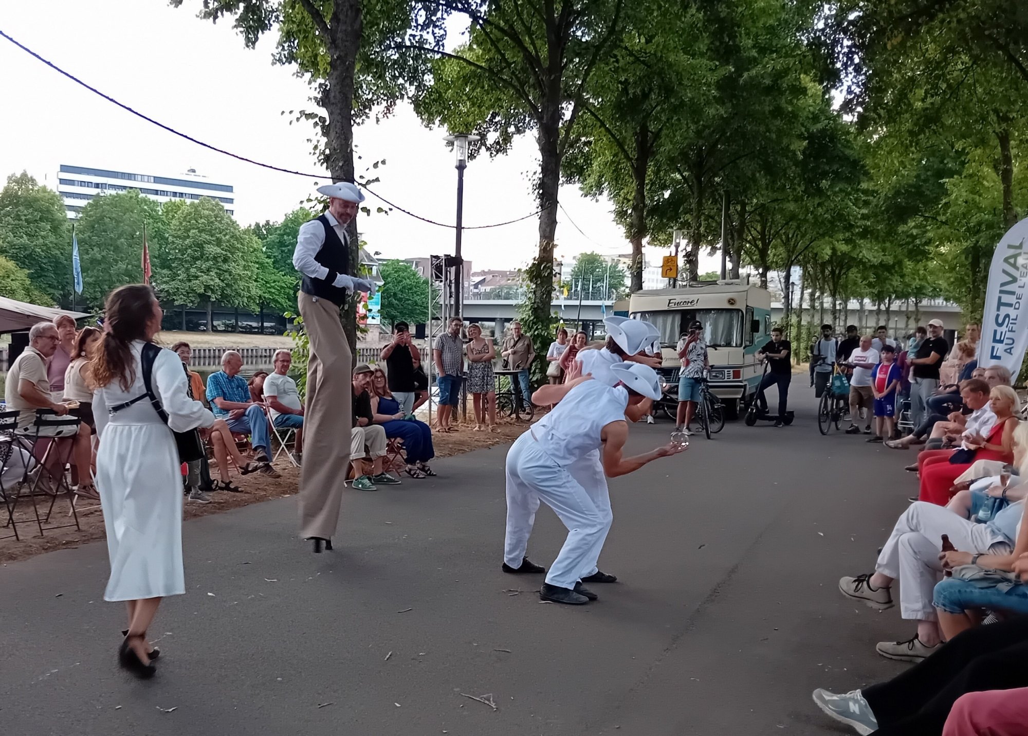 La Compagnie Calligraff diverti le public installé sur les rives de la Sarre à Sarrebruck